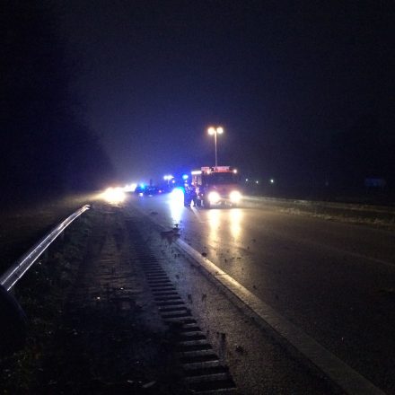 Ein langer Stau hat sich gebildet, die Polizei leitet in Pinneberg den Verkehrs ab von der Autobahn