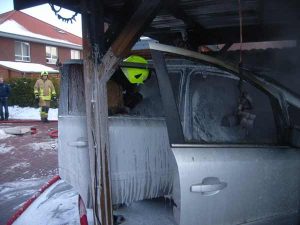 Nach dem Eintreffen des TLF 20/40 SL, wurden die Brandnester mit Druckluftschaum abgedeckt