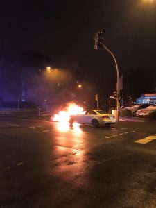 PKW brennt im Motorraum