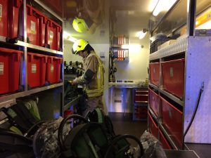 Die Atemschutzgeräte werden nach dem Einsatz wieder einsatzbereit gemacht