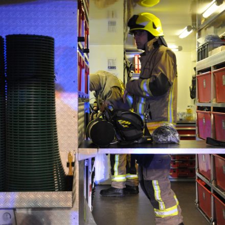 Dienstleistung für die Atemschutzgeräteträger, nach dem Einsatz machen Kameraden ihre Geräte wieder fertig. Bild: KFV Pinneberg