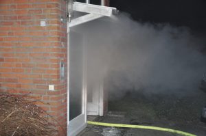 Dichter Qualm dringt aus dem Treppenhaus. Bild: KFV Pinneberg