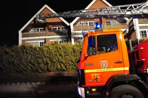 Mit der Drehleiter werden die Menschen von ihrem Balkon gerettet. Bild: KFV Pinneberg