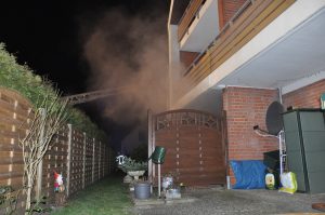 Qualm dringt auch aus einer Erdgeschosswohnung.Bild: KFV Pinneberg