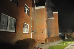 Aus dem Hauseingang steigt der Brandrauch auf. Bild: KFV Pinneberg