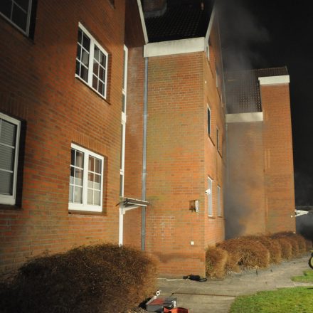 Aus dem Hauseingang steigt der Brandrauch auf. Bild: KFV Pinneberg