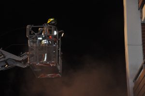 Atemschutzgeräteträger im Korb der Drehleiter. Bild: KFV Pinneberg