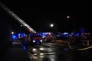 Blick auf die Drehleiter während der Menschenrettung. Bild: KFV Pinneberg