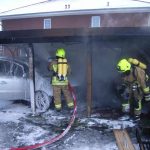 Auch im Dachbereich des Carport wurden die Brandnester mit Druckluftschaum abgedeckt