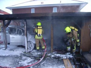 Auch im Dachbereich des Carport wurden die Brandnester mit Druckluftschaum abgedeckt