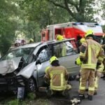Das Fahrzeuges ist stabilisiert. Der Rettungsdienst hat die Patientenversorgung übernommen