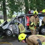 Die Personen im Fahrzeug sind gegen evtl. Splitter mit einer Folie geschützt worden