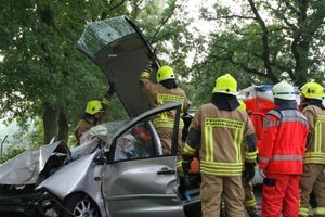 Die B-Säulen sind ebenfalls durchtrennt, und das Dach kann jetzt nach hinten umgeklappt und gesichert werden