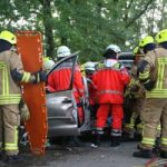 Im Vordergrund ist das orange-farbige Rettungsbrett, mit dem der Patient gleich aus dem Fahrzeug gehoben wird, zu erkennen