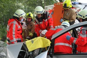 Das Rettungsbrett wird zwischen Sitz und Fahrer geschoben. So kann der Fahrer gleich von vielen Händen sanft aus dem Fahrzeug gehoben werden