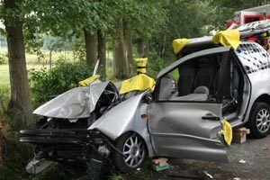 Die scharfkantigen Schnittpunkte sind zum Schutz vor Verletzungen mit Schutzdecken abgedeckt. Der VW Sharan hat nur noch Schrottwert