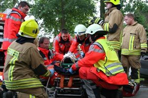 Der Fahrer wird in eine Vakuum-Matratze gelegt und so zusätzlich stabilisiert.