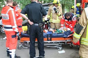Die Vorbereitungen für den Abtransport sind abgeschlossen. Der Fahrer wird mit dem Rettungswagen ins Regional-Klinikum gefahren
