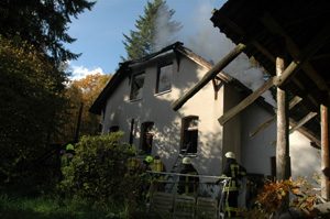 Schon beim Eintreffen der ersten Kräfte, war der Dachstuhl durchgebrannt