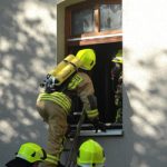 Eine Personensuche konnte nur im Erdgeschoss und im Keller erfolgen. Das erste Geschoss war aufgrund der durchgebrannten Holzdecke nicht mehr sicher erreichbar