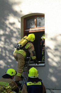 Eine Personensuche konnte nur im Erdgeschoss und im Keller erfolgen. Das erste Geschoss war aufgrund der durchgebrannten Holzdecke nicht mehr sicher erreichbar