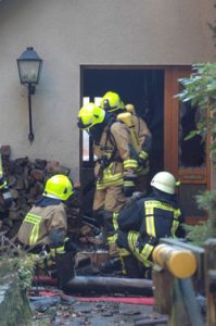 Eine Personensuche konnte nur im Erdgeschoss und im Keller erfolgen. Das erste Geschoss war aufgrund der durchgebrannten Holzdecke nicht mehr sicher erreichbar