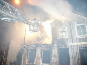 Mittels Werfer wurde aus dem Korb der Drehleiter gelöscht