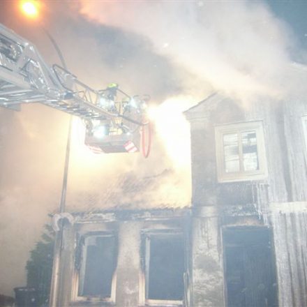 Mittels Werfer wurde aus dem Korb der Drehleiter gelöscht