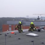 Das Dach wird auf versteckte Brandnester kontrolliert