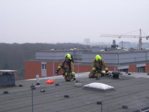 Das Dach wird auf versteckte Brandnester kontrolliert
