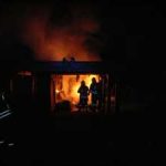 Das brennende Carport neben der Garage