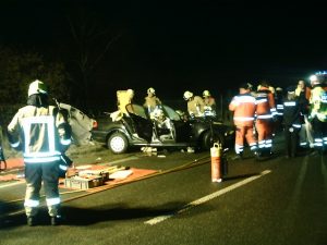Bei dem BMW musste das Dach entfernt werden, um den Fahrer notärztlich versorgen zu können