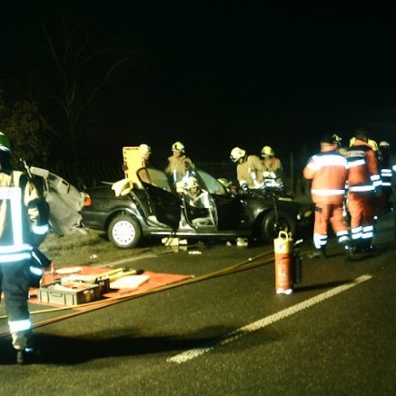 Bei dem BMW musste das Dach entfernt werden, um den Fahrer notärztlich versorgen zu können