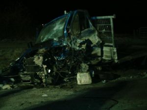 Der BMW kollidierte im Fahrerbereich mit dem Kleintransporter. Diesem wurde dabei das Vorderrad abgerissen