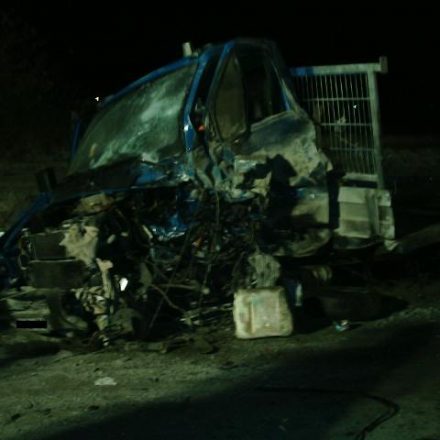 Der BMW kollidierte im Fahrerbereich mit dem Kleintransporter. Diesem wurde dabei das Vorderrad abgerissen