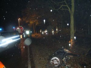 Der Baum, den der PKW getroffen hatte mit einem Teil der Vorderachse