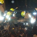 Rettungsarbeiten am PKW
