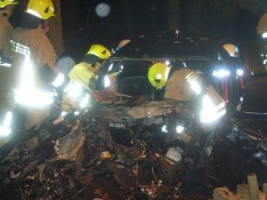 Rettungsarbeiten am PKW