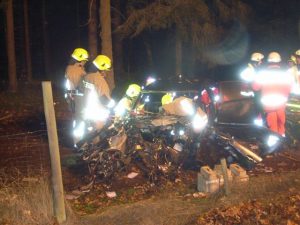 Rettungsarbeiten am PKW