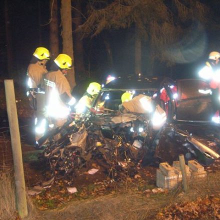 Rettungsarbeiten am PKW