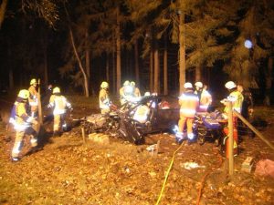 Rettungsarbeiten am PKW