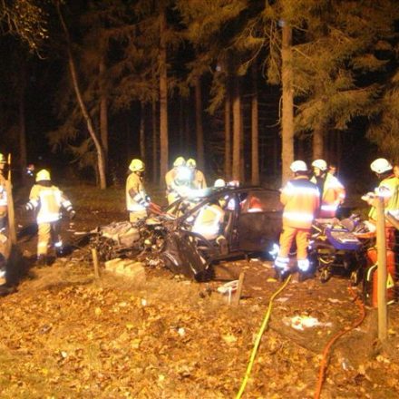 Rettungsarbeiten am PKW