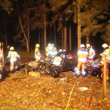 Rettungsarbeiten am PKW