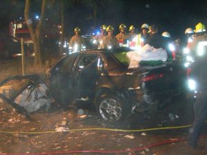 Rettungsarbeiten am PKW