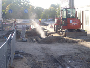 Schon aus größerer Entfernung war die Gasfontäne in der Baustelle gut sicht- und hörbar. Es bestand Explosionsgefahr im unmittelbaren Bereich