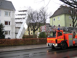 Das Baugerüst wurde aus der Verankerung am Gebäude gerissen