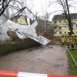 Mit vereinten Kräften wurde das Gerüst zu Boden gerissen, da es nicht mehr am Gebäude gesichert werden konnte