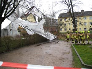 Mit vereinten Kräften wurde das Gerüst zu Boden gerissen, da es nicht mehr am Gebäude gesichert werden konnte