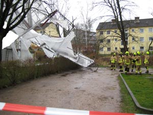 Mit vereinten Kräften wurde das Gerüst zu Boden gerissen, da es nicht mehr am Gebäude gesichert werden konnte