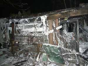 Das Feuer konnte im vorderen Teil des Schuppens aufgehalten werden
